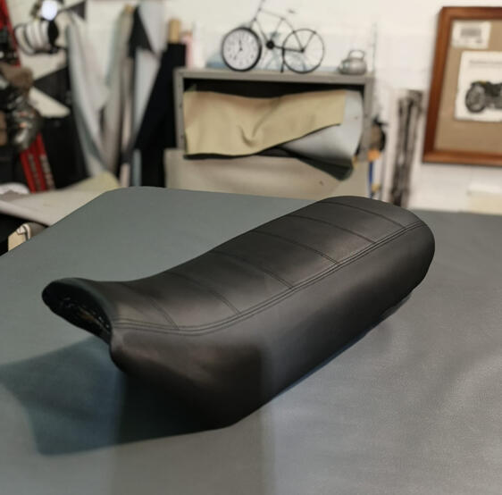 Asiento de moto retapizado Asiento de moto retapizado