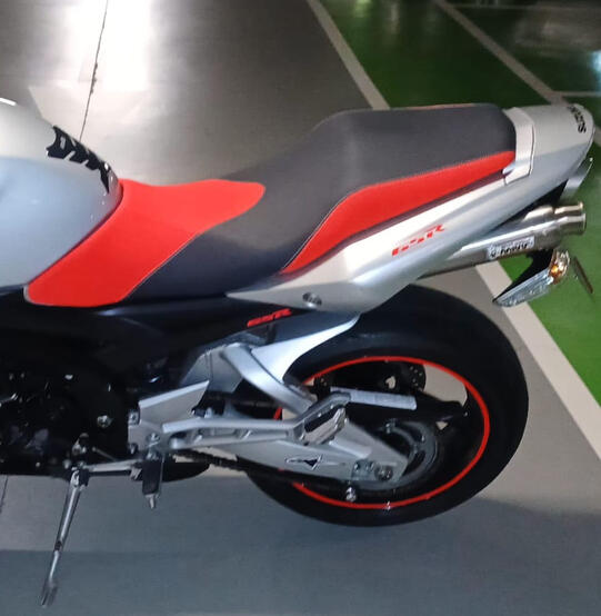 Asiento de moto retapizado en dos colores
